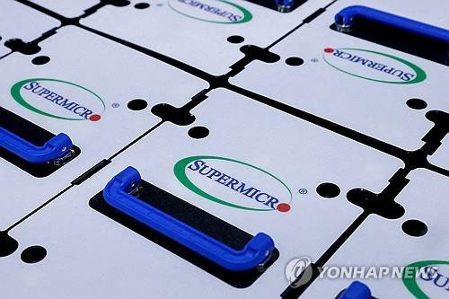 모처럼 웃은 SMCI…AI 수요 힘입어 출하량↑·주가 15%↑